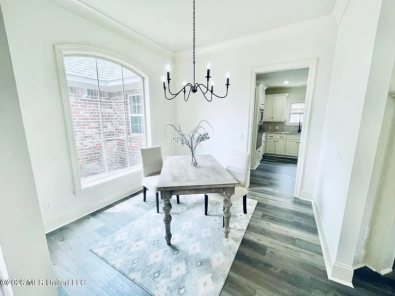 718 Chambord Dr — Photo 9
