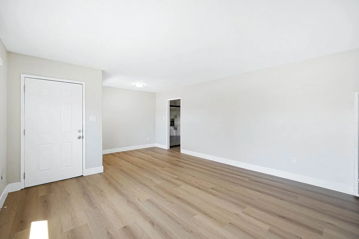 3 bed, 1.0 bath, 951 sqft, $3,800 — Photo 4