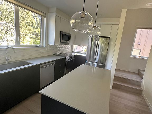 4th image of 714B 11th Ave E
