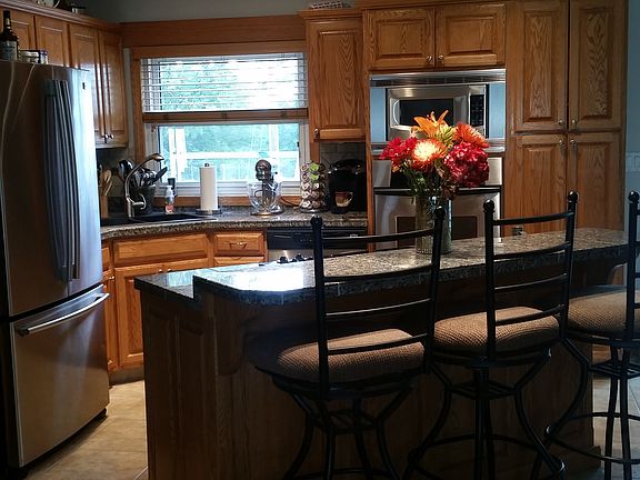 Kitchen breakfast bar. 