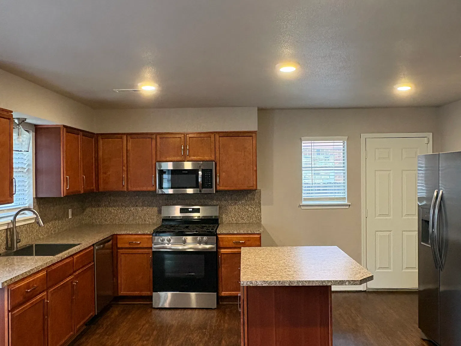 3 bed, 1278 sqft, $1,700 — Photo 2