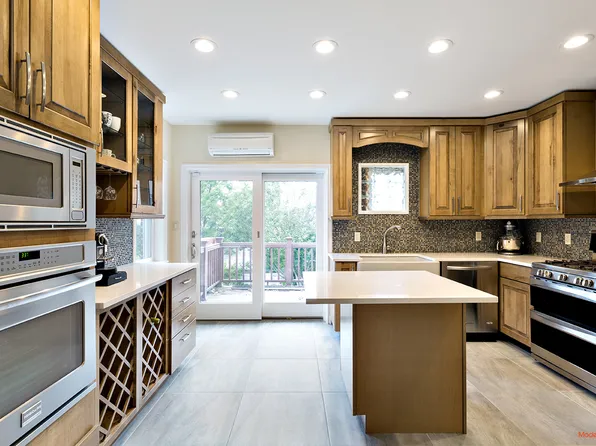 25-08 Ditmars Boulevard image 1 of 3