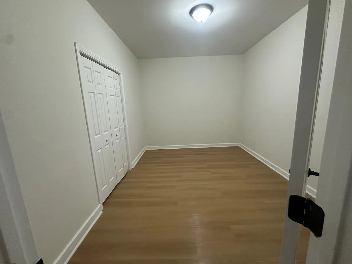6 bed, 3430 sqft, $1,000 — Photo 2
