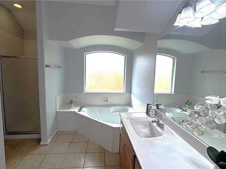 3405 Santa Monica — Photo 15