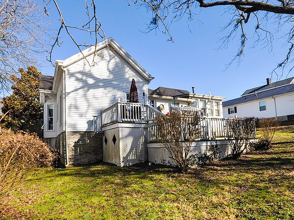 5th image of 220 Holt Ave