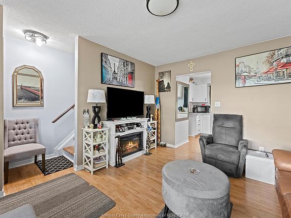 3rd image of 266 Victoria St S