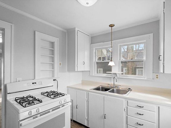 4th image of 101 Maplelawn St SE