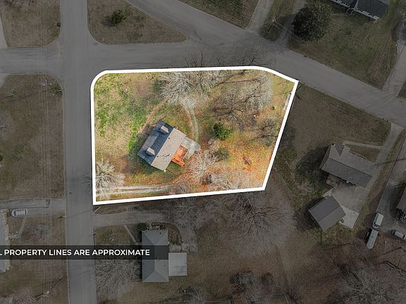 3rd image of 423 Warren Cir