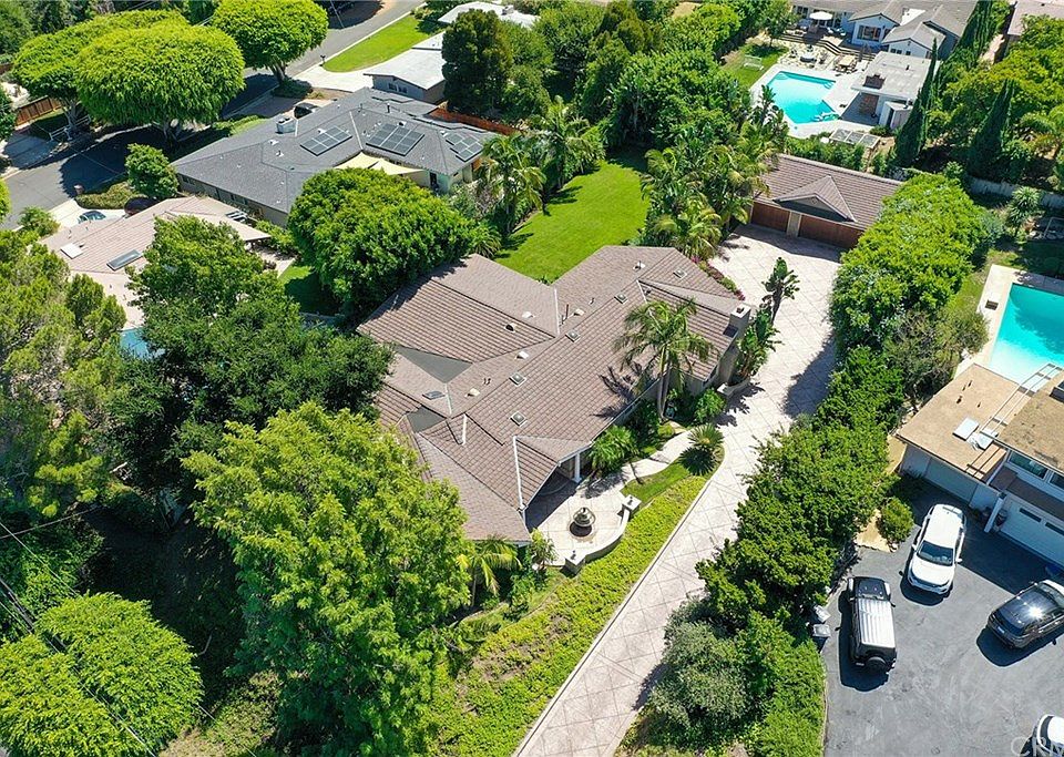 2nd image of 33 Shady Vista Rd