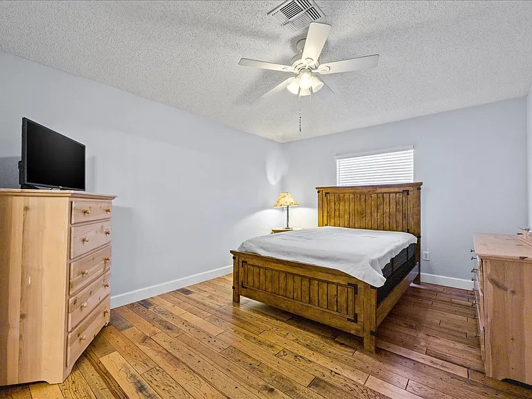 1073 Stocks St — Photo 18