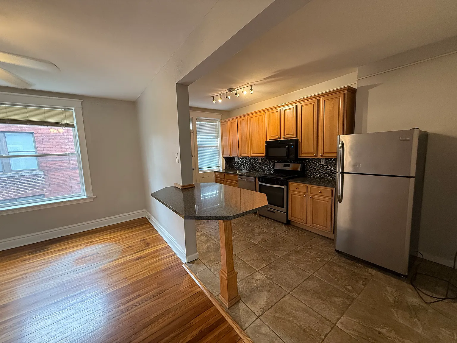 2 bed, 1000 sqft, $1,595 — Photo 4