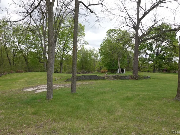 454 East Rd, Holly, MI 48442