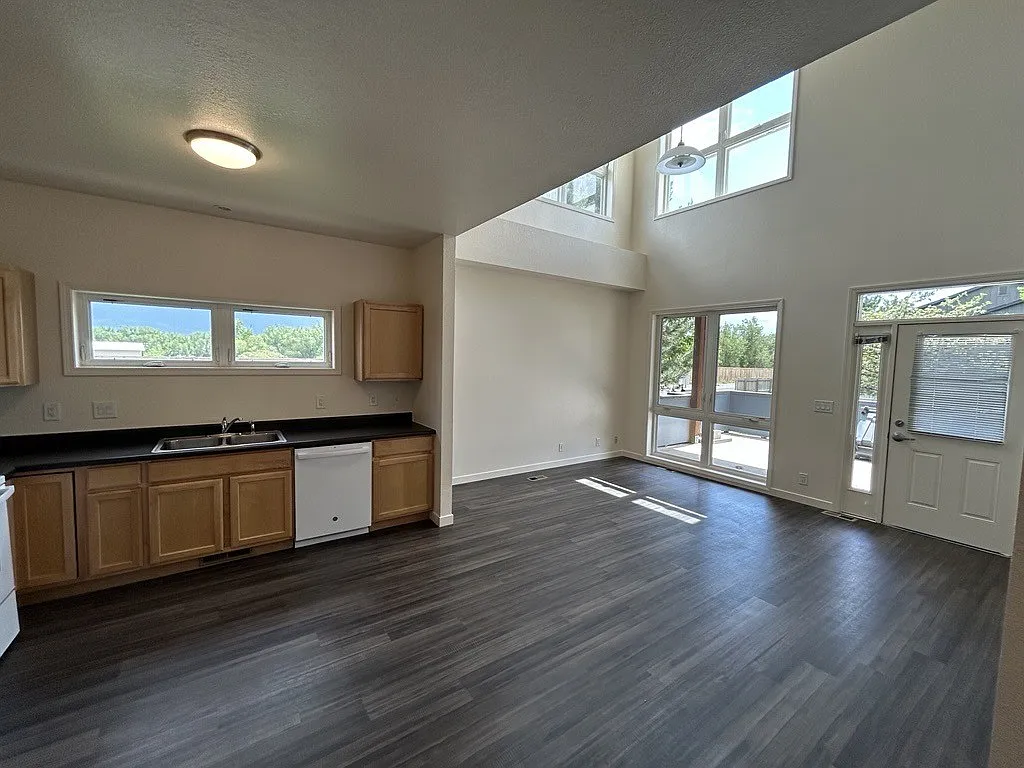 3 bed, 2400 sqft, $3,490 — Photo 4