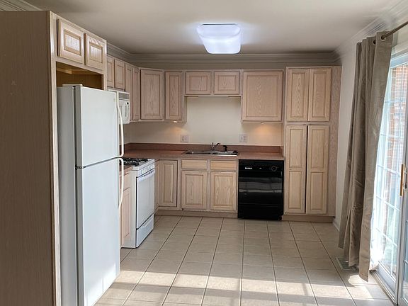 4th image of 508 Fox Hills Dr N APT 3