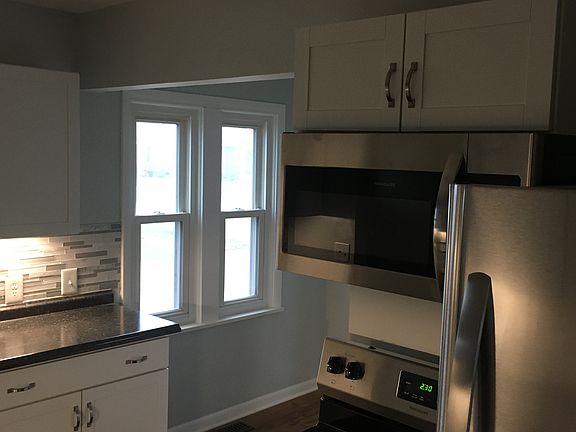2nd image of 1330 N Gladstone Ave