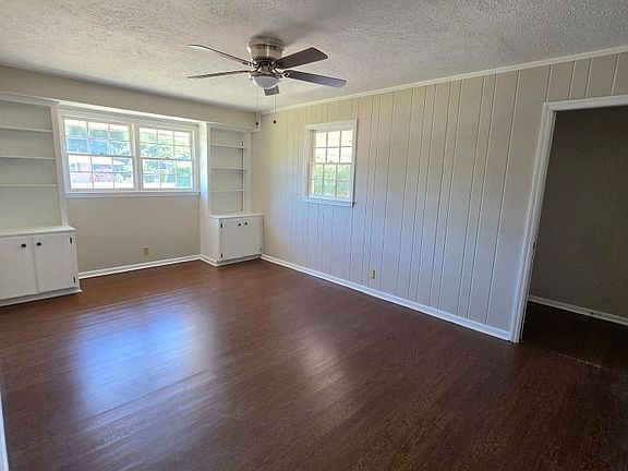 5th image of 624 Camellia St NE