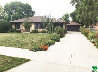 1403 E 9th St, Sheldon, IA 51201