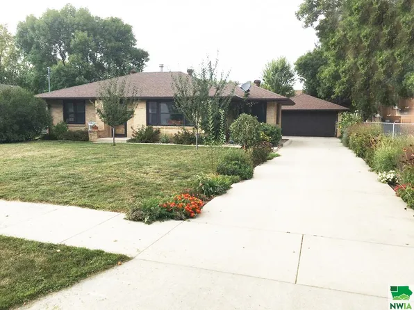 1403 E 9th St, Sheldon, IA 51201