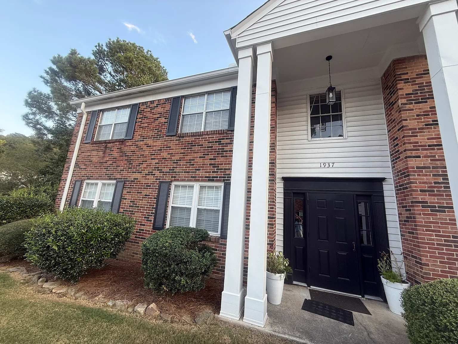 2 bed, 914 sqft, $1,350 — Photo 1