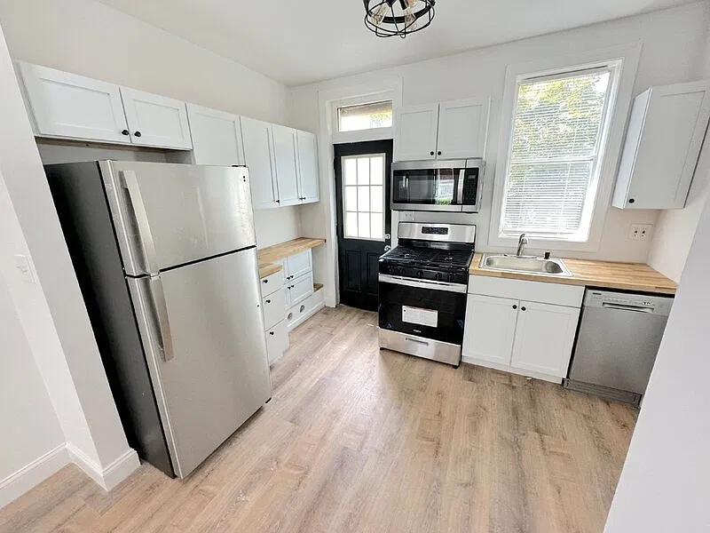 2 bed, 1.0 bath, 728 sqft, $1,800 — Photo 3