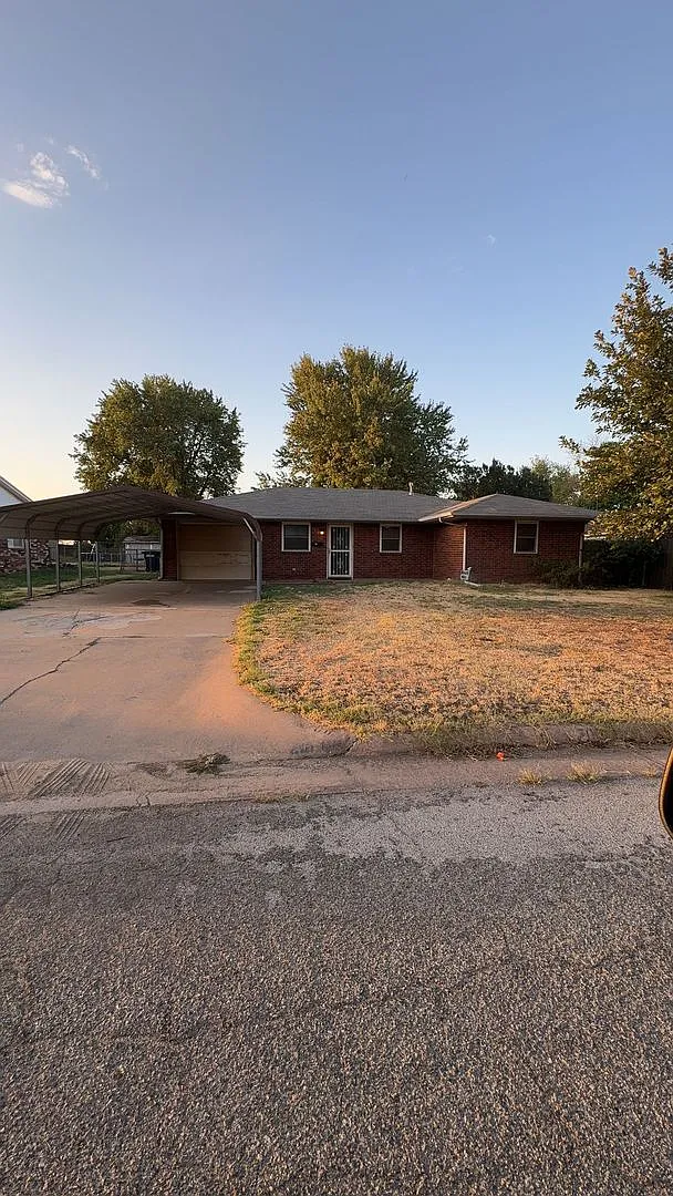 706 Chisholm Trail — Photo 1