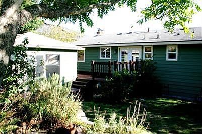 Zen like backyard with hot-tub 