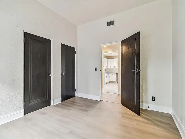 2102 W La Salle St — Photo 41