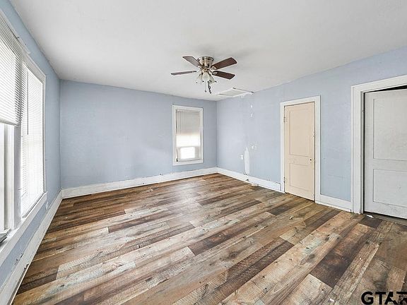 3rd image of 118 S Beverly Ave