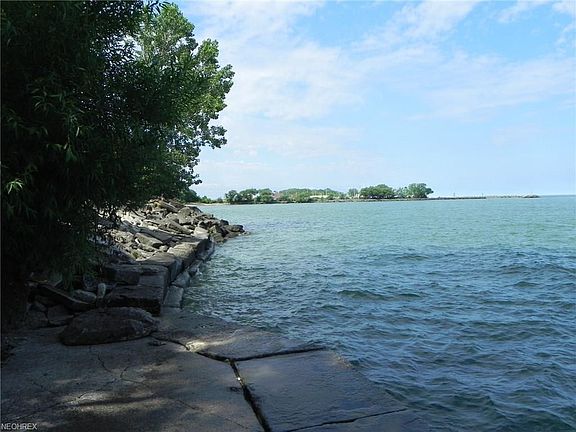 3rd image of 319 Overlook Park Dr