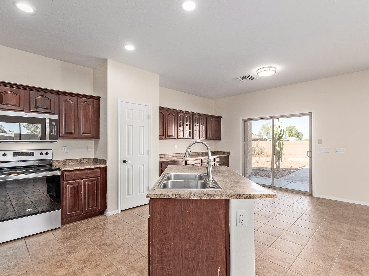 4 bed, 1918 sqft, $2,650 — Photo 4