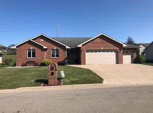 682 Walnut Ridge St, Peosta, IA 52068