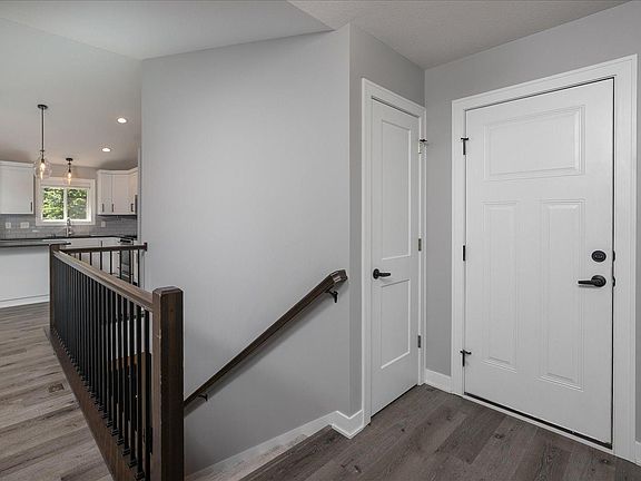 5th image of 22 Garden Ct N