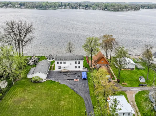 7540 Grace St, Coloma, MI 49038