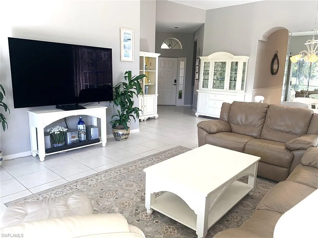 3 bed, 2.0 bath, 1642 sqft, $8,000 — Photo 3