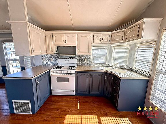 5th image of 2323 Spruce Village St
