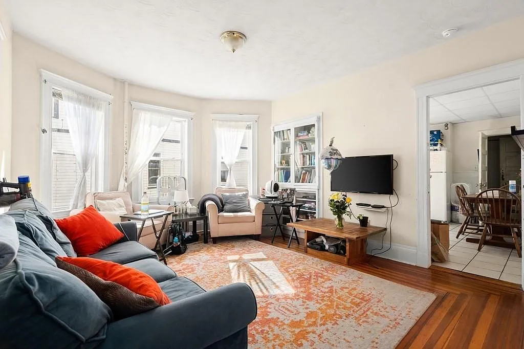 4 bed, $5,400 — Photo 1