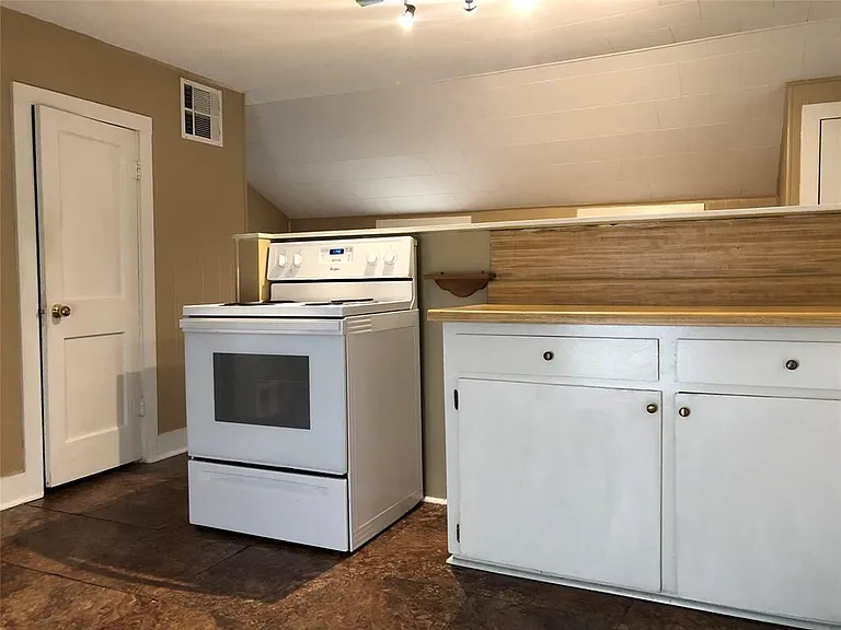 208 Avenue A St — Photo 24