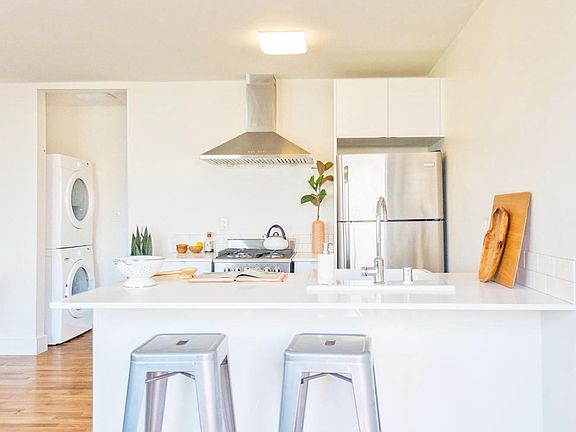 3rd image of 1926 Clinton St #3