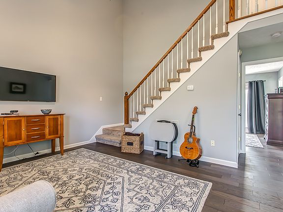 5th image of 127 Cambridge Dr