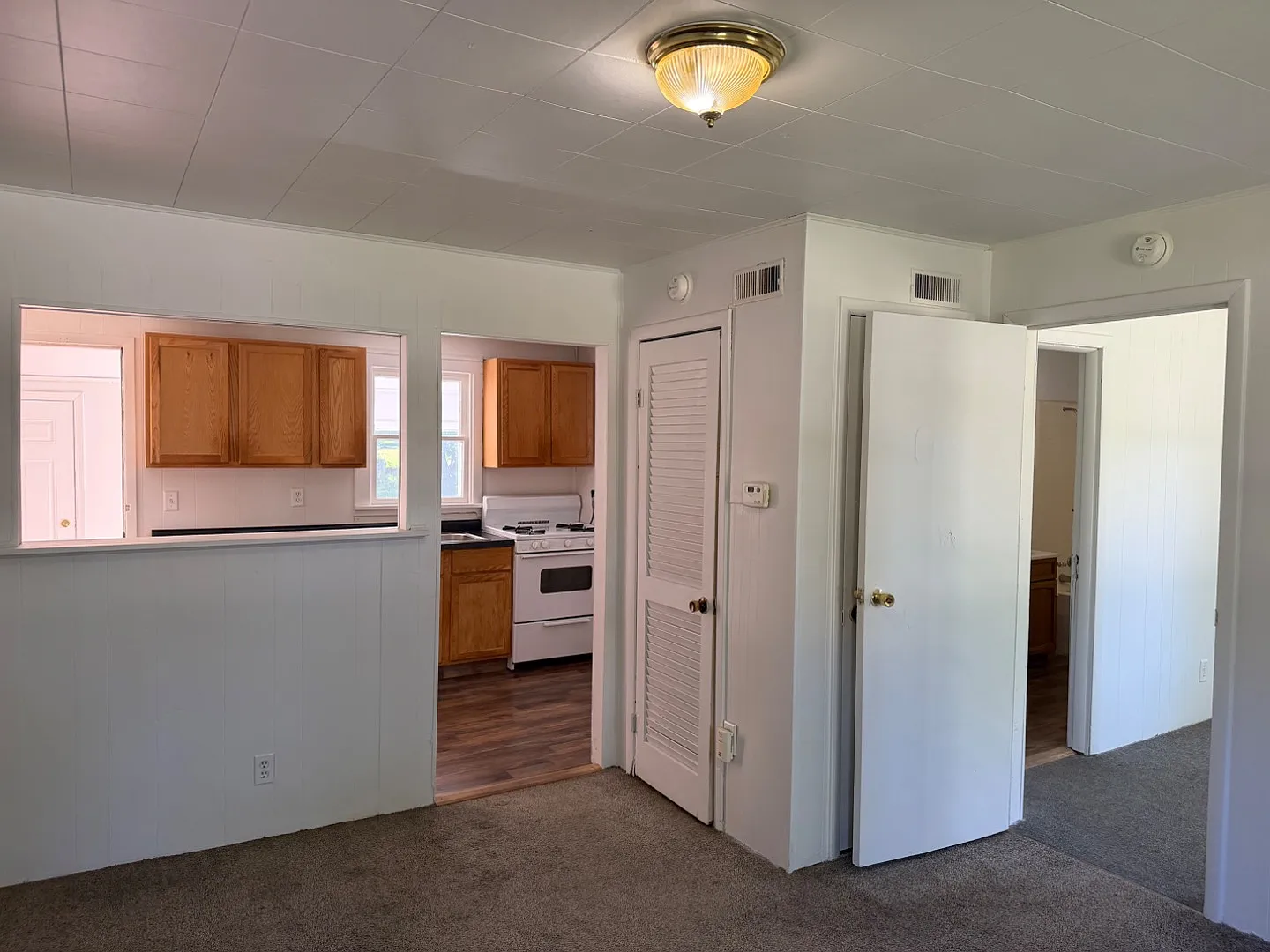 909 E Elm St — Photo 4
