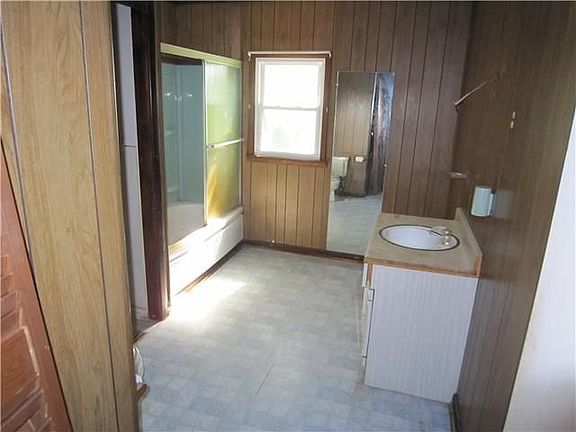 5th image of 3075 Clover Dr