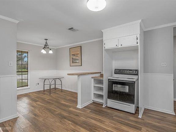 2nd image of 4822 Camellia Ln