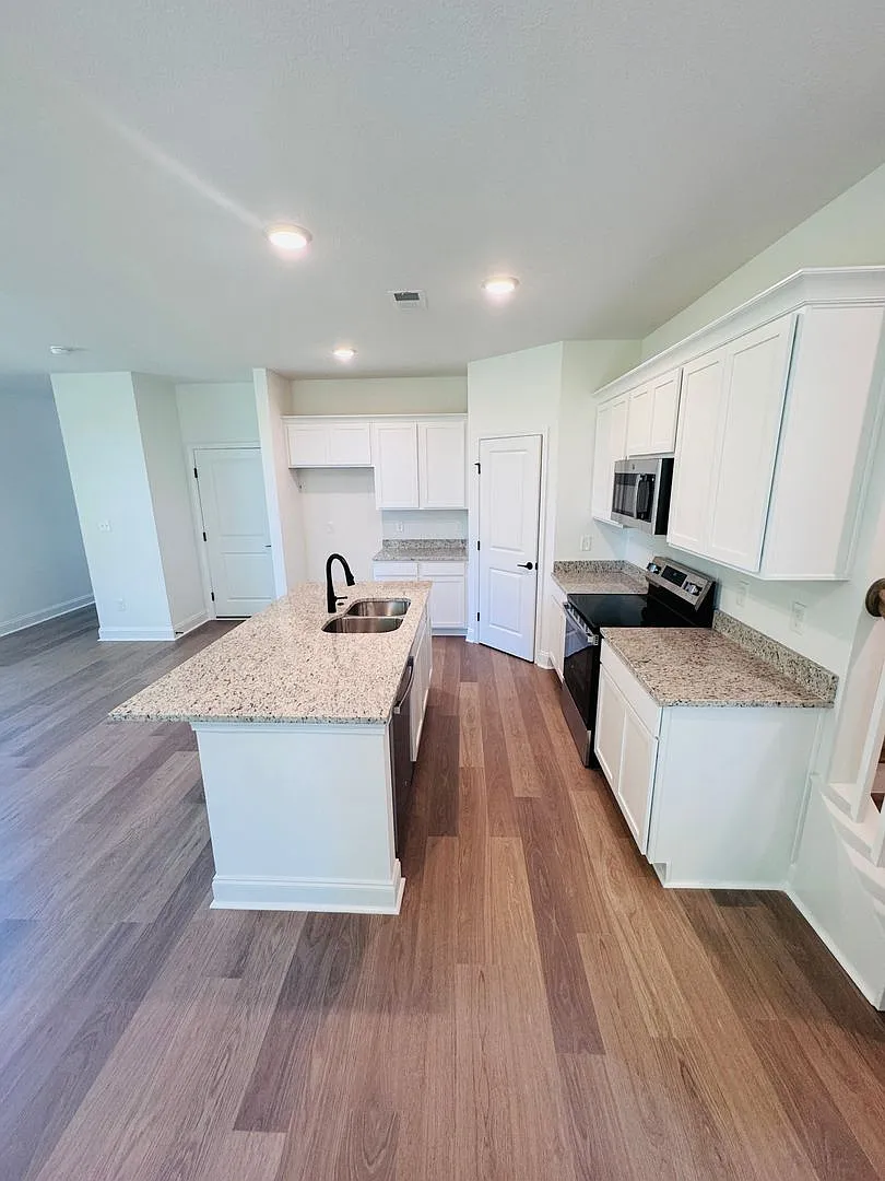 One-Month Free Rent Move-Incentitive 3bd Marigold Floorpan In Bennett Village — Photo 4
