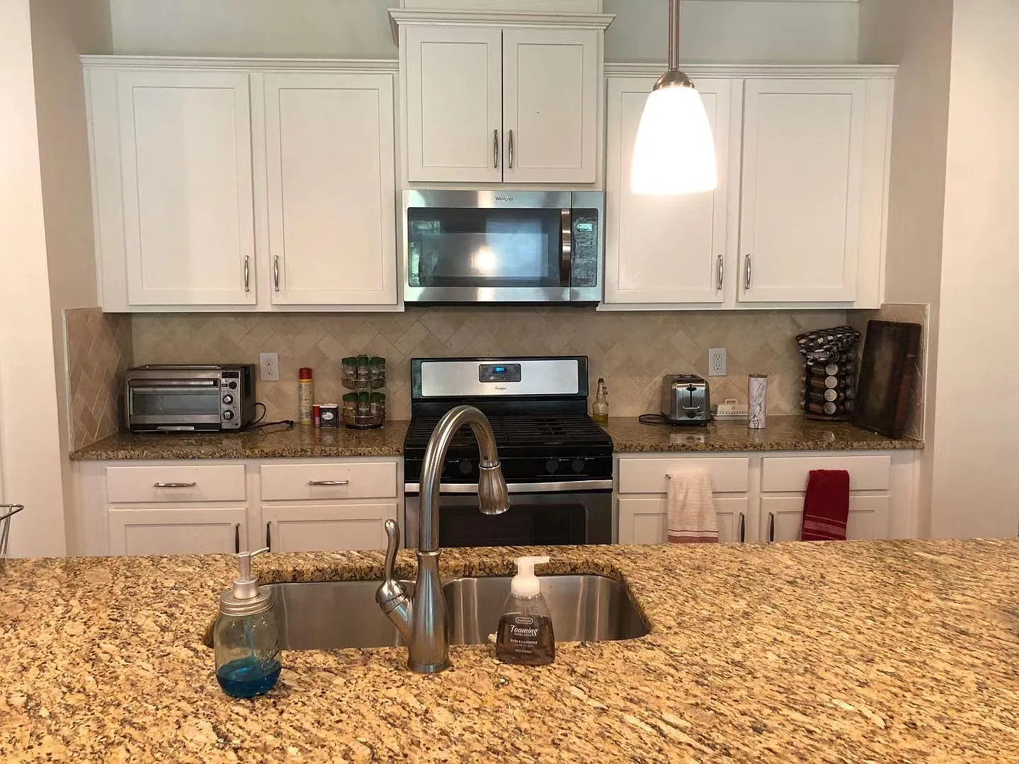 4 bed, 2.5 bath, 2306 sqft, $2,595 — Photo 3