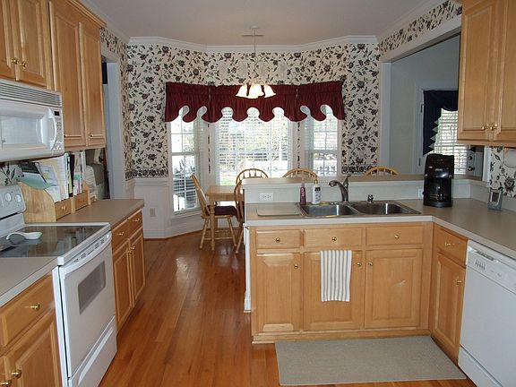 Breakfast nook in the bay window