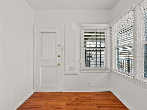 5th image of 1322 S Van Ness Ave APT 4