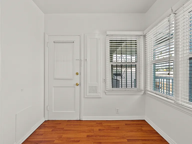 1322 S Van Ness Ave #4 — Photo 5
