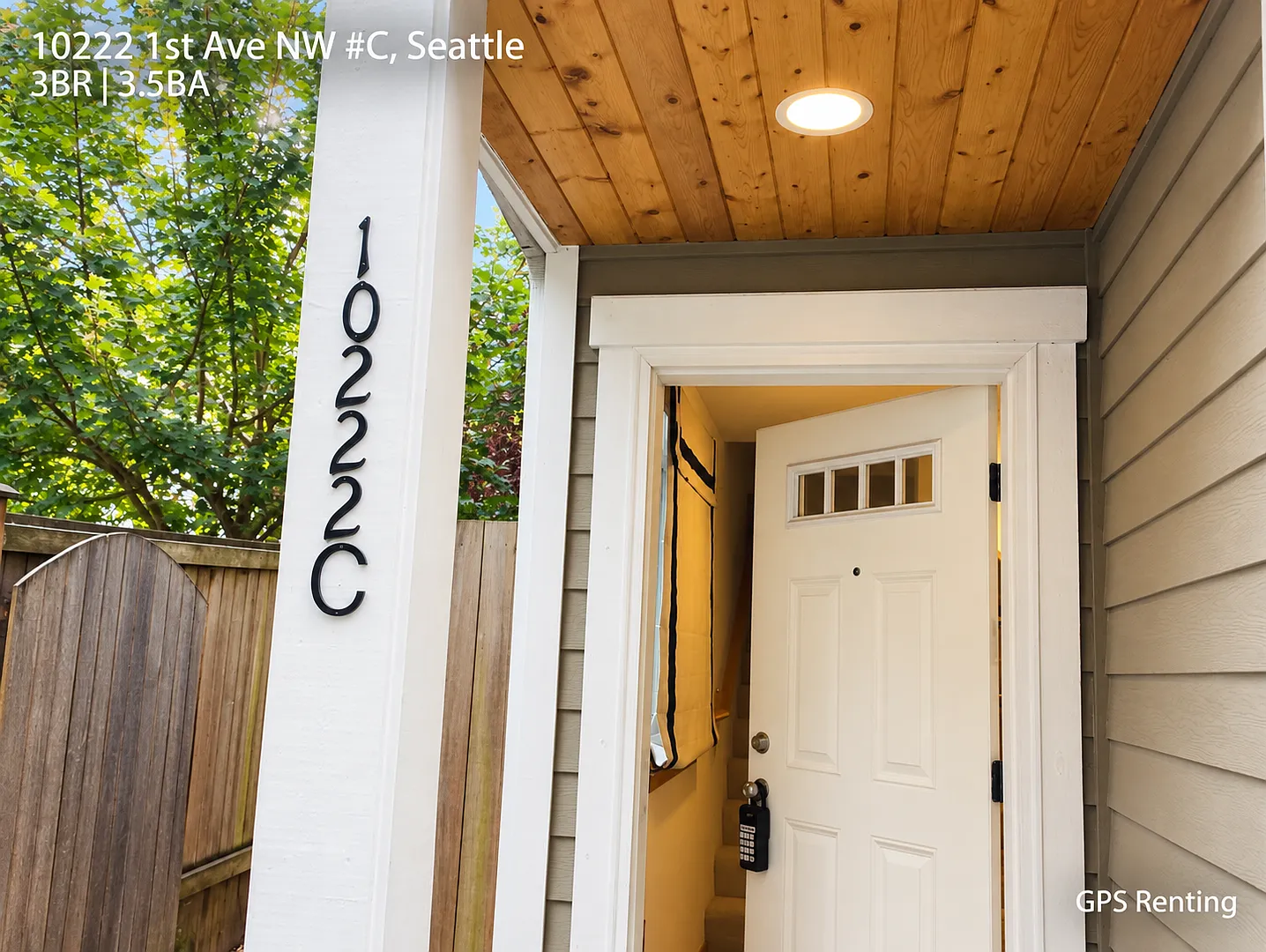 Traditional 3 Bedroom Townhome in Greenwood! — Photo 2