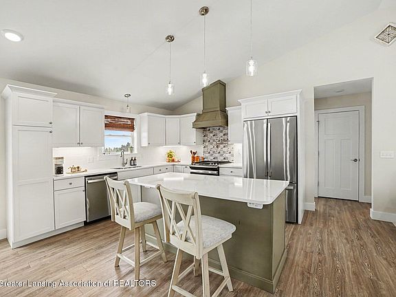 4th image of 1008 Eagle View Dr