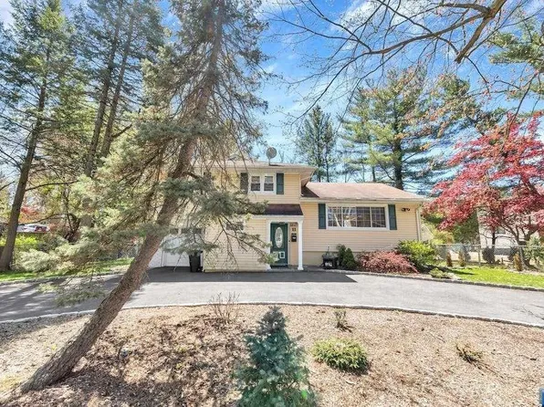 11 Meadow St, Demarest, NJ 07627